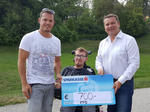 Christian Partoll und Christian Deutinger übergeben die Spende der FPÖ in der Höhe von 700 Euro.