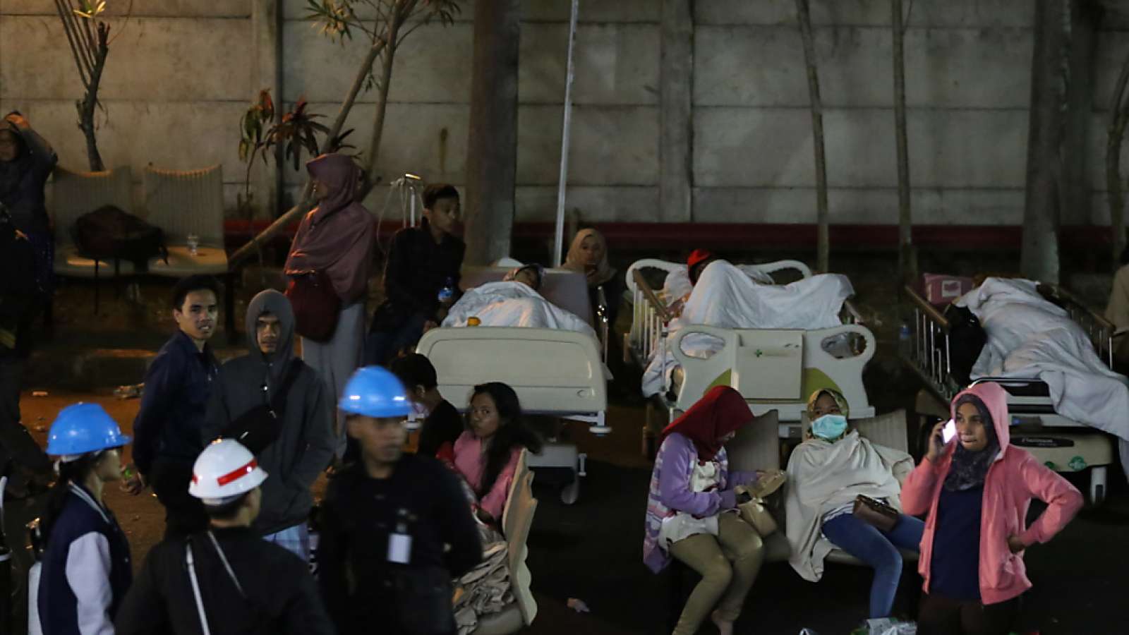 Nach einem schweren Erdbeben auf der Ferieninsel Lombok in Indonesien ist die Zahl der Todesopfer am Montagmorgen auf über 80 gestiegen.