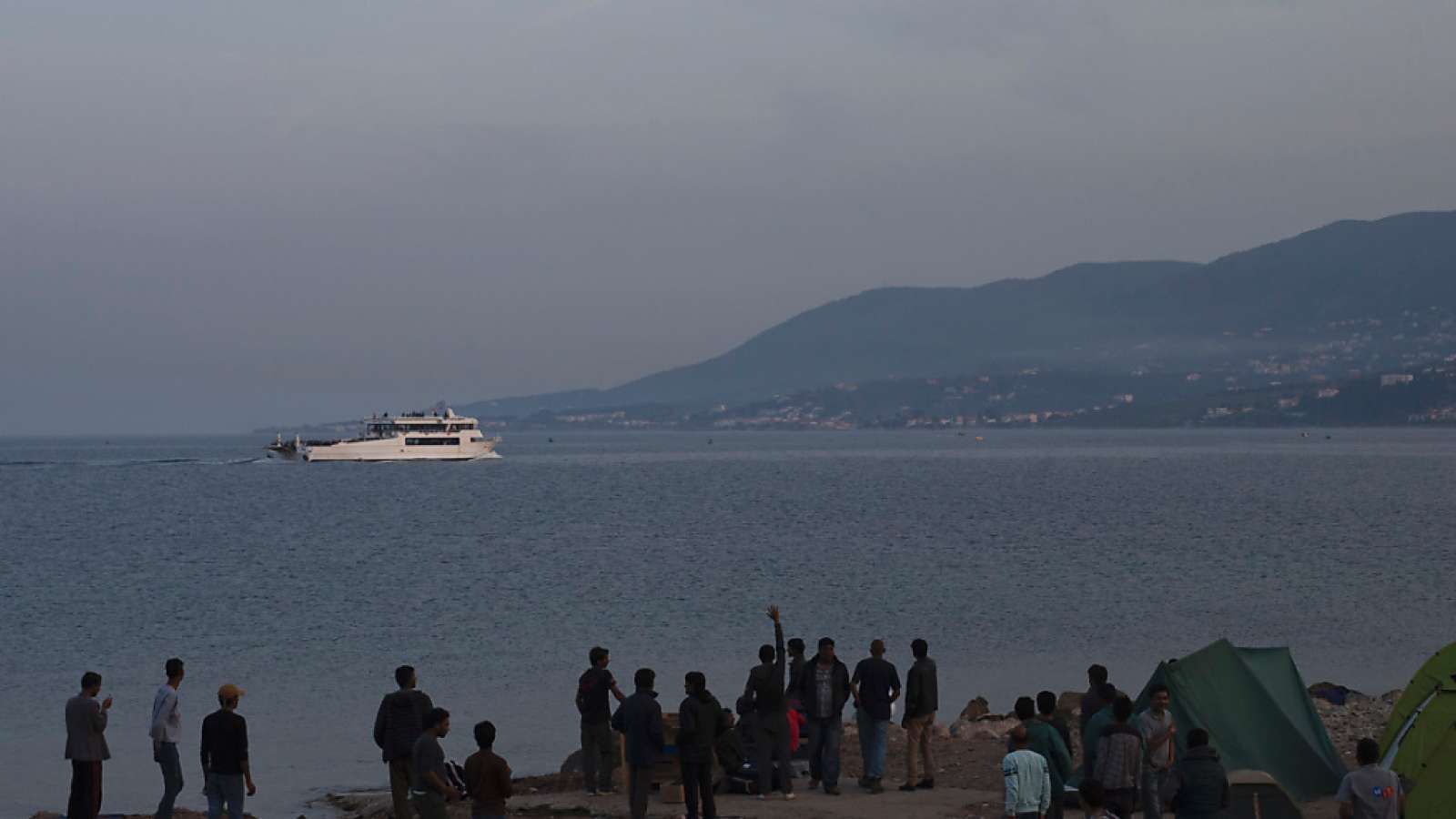 Flüchtlinge auf Lesbos: Von der griechischen Insel werden sie per Fähre in die Türkei gebracht.