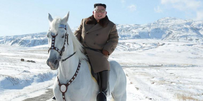 Nordkoreas Machthaber Kim Jong Un reitet mit Schimmel auf heiligen Berg