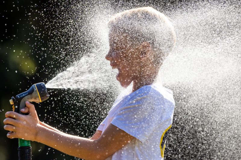 Am Wochenende wird es höllisch heiß — hier sind wertvolle Tipps zum Trinken, Essen, Schlafen und Baden bei Temperaturen nahe 40 Grad
