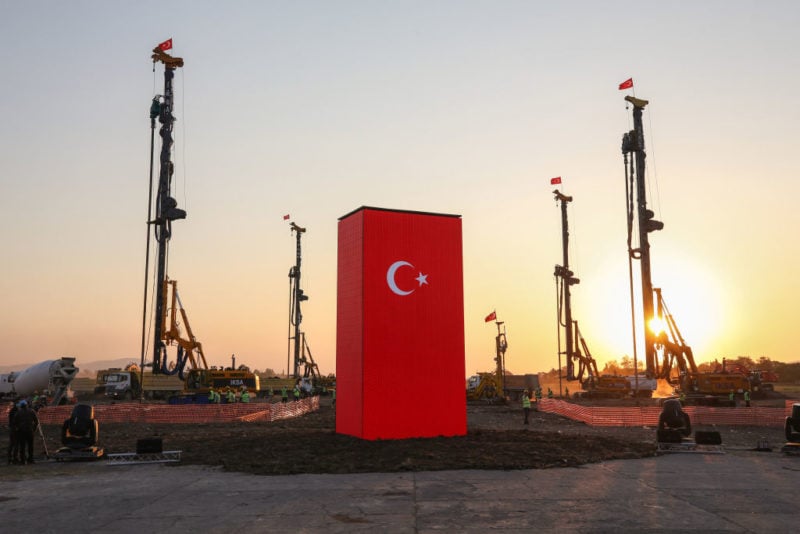 Für Erdogans E-Auto: Türkei will „weißes Gold“ im eigenen Land gewinnen und Batteriefabrik bauen