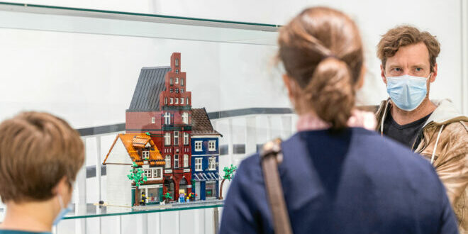 Mit Bildergalerie: Lego-Künstler stellt Lüneburg in Miniatur aus